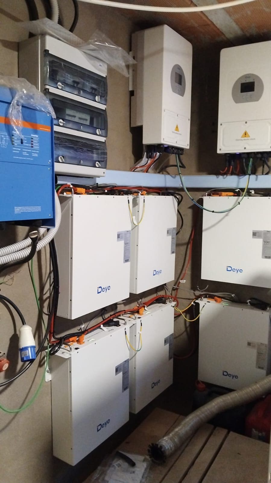 Instalación de inversores y baterías solares Deye por Will Electrik